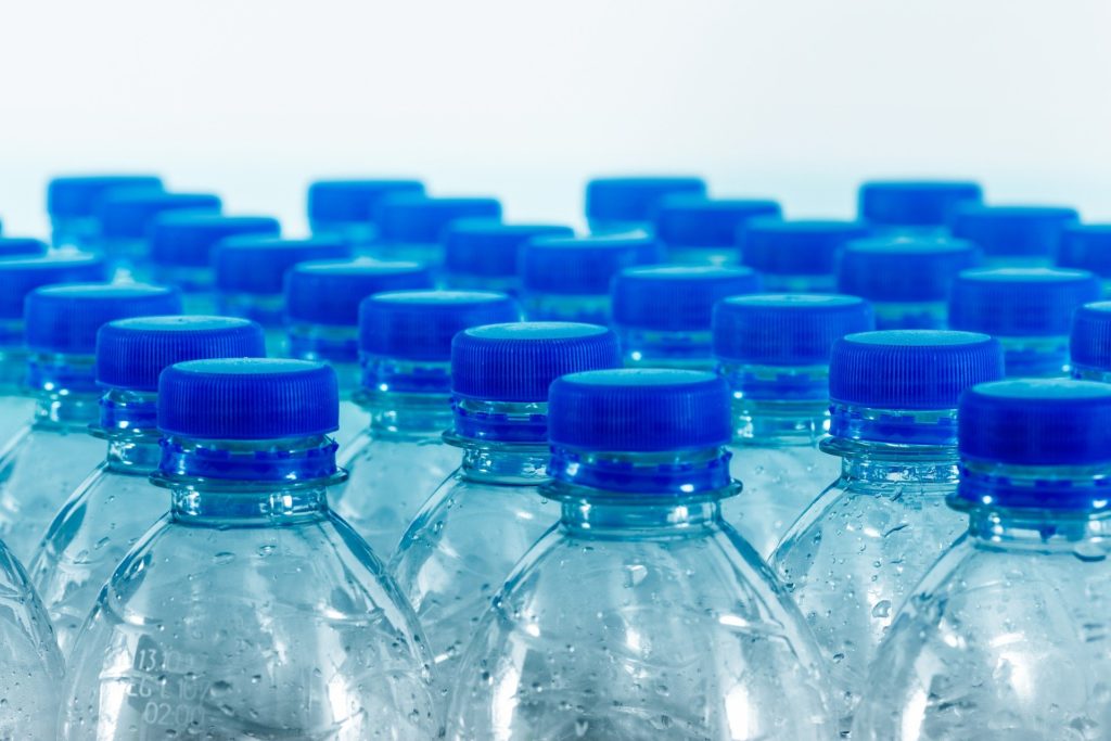 Plastikflaschen in Reih' und Glied sorgen auf der Deponie und unserem Blut für mehr statt weniger Plastik