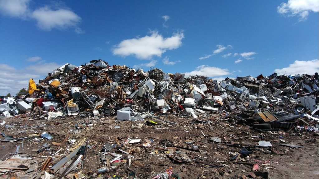 Auf der Deponie gibt es nach und nach weniger Plastik, weil der Wind es in Flüsse und Meere weht. 